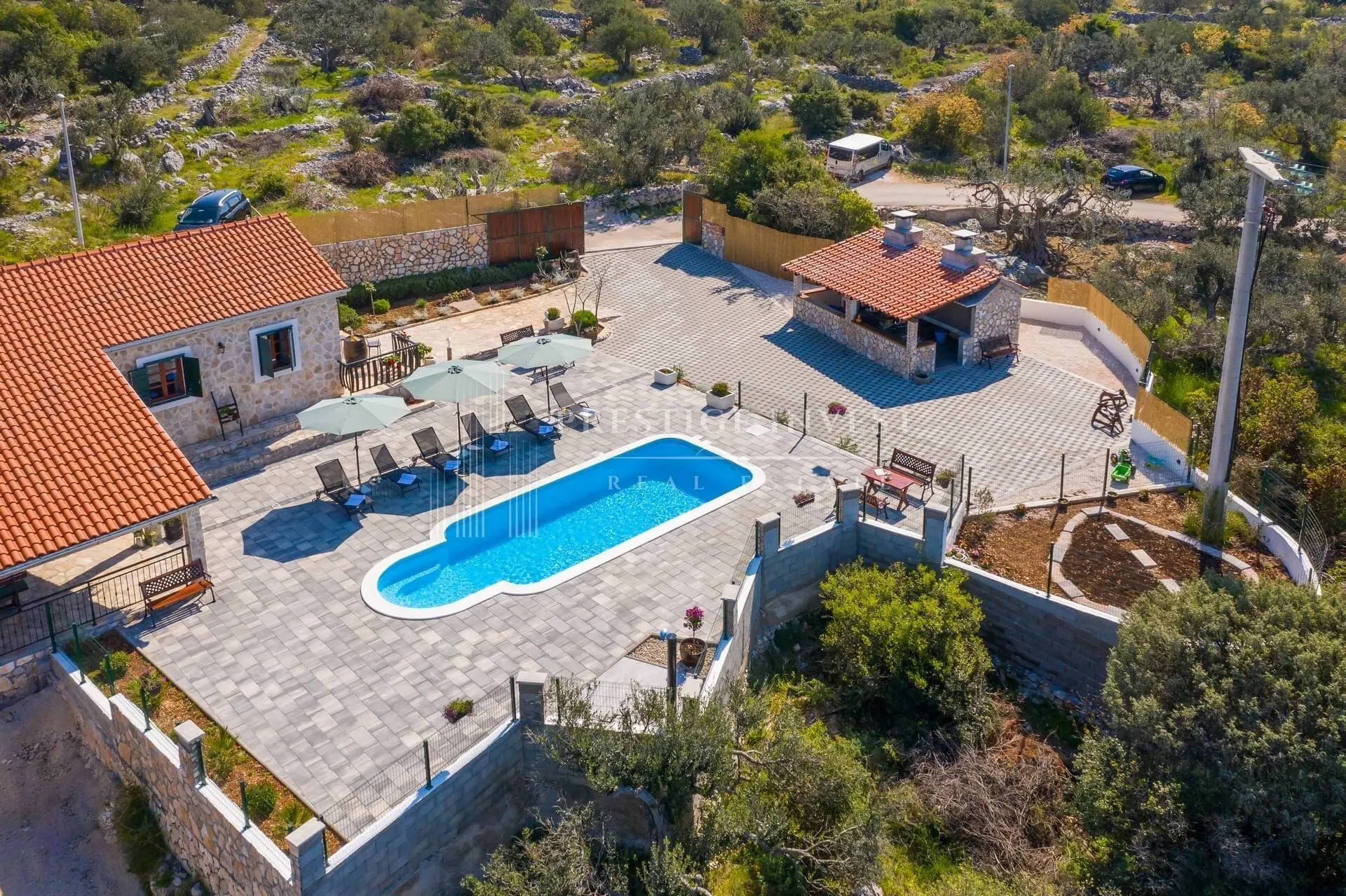 Kamena kuća s okućnicom 800m2 i pogledom na more - Rogoznica