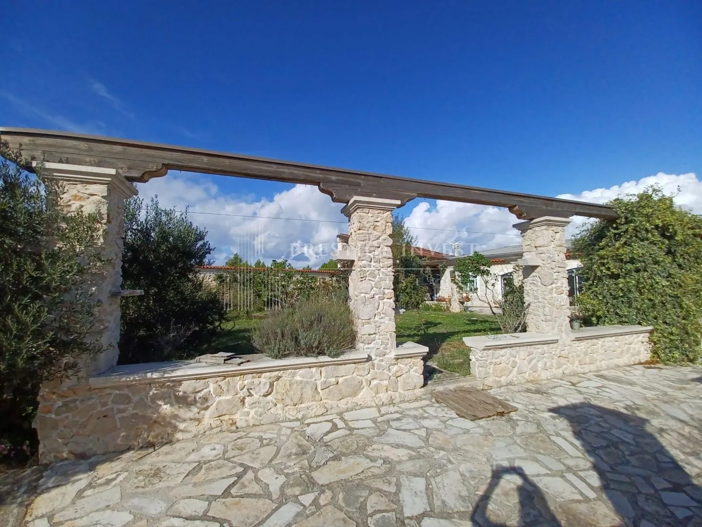 kamena kuća u privatnom kompleksu s građevinskim zemljištem od 10 000m2 - slika 7