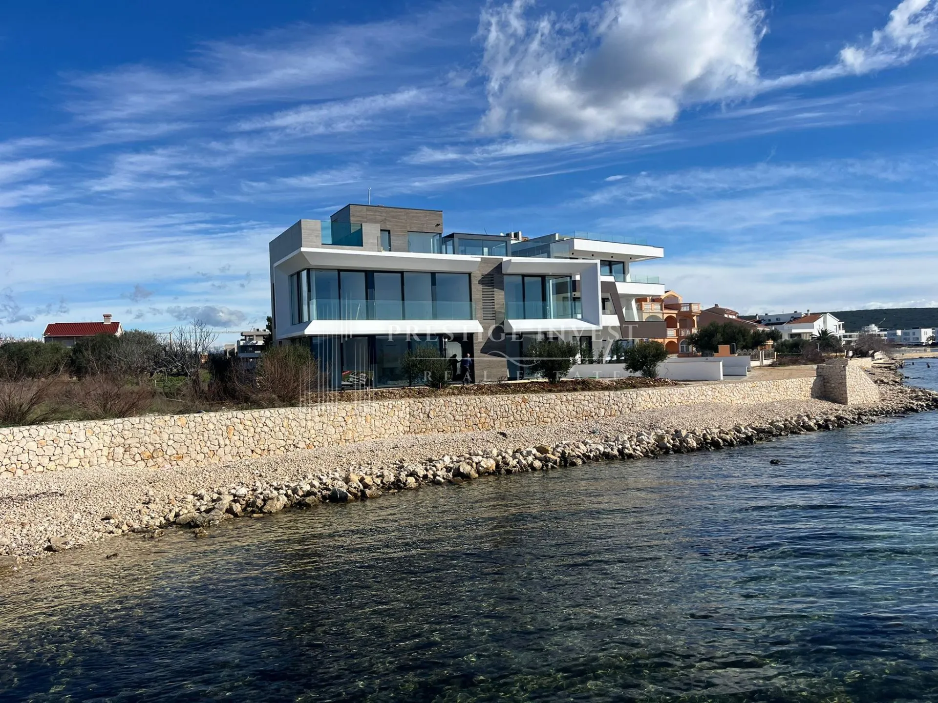 sukošan - luksuzna vila prvi red uz plažu- smart sistem - slika 2