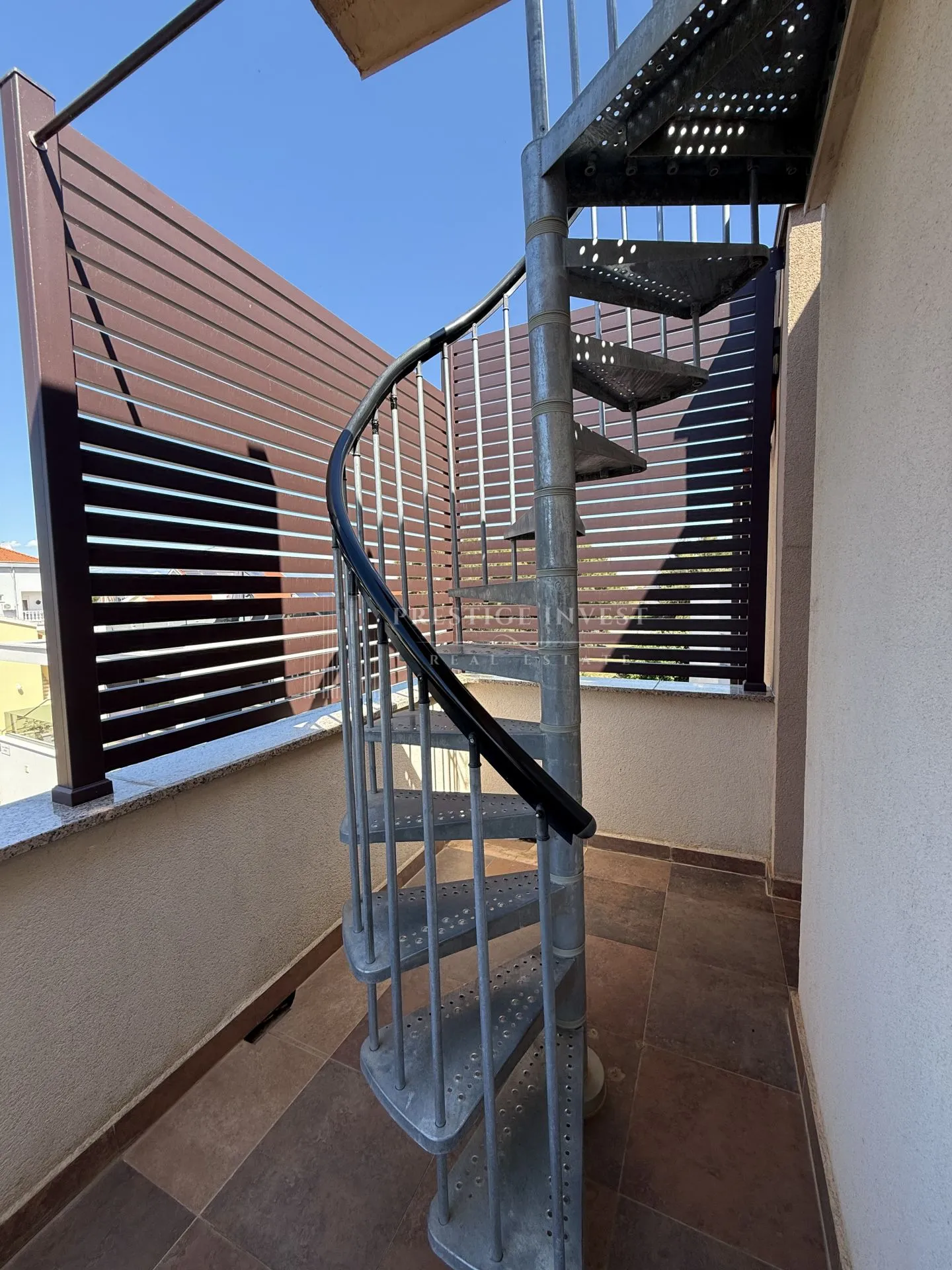 prvi red uz more- trosoban penthouse s krovnom terasom - slika 14