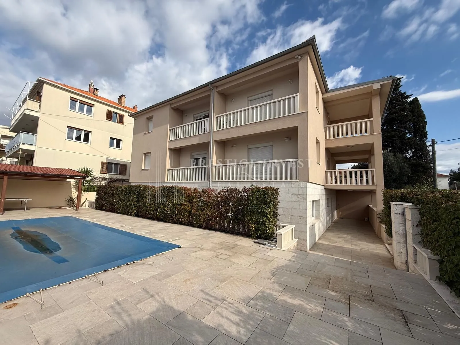 kuća s 3 stana - prvi red uz more - 580m2 - slika 9