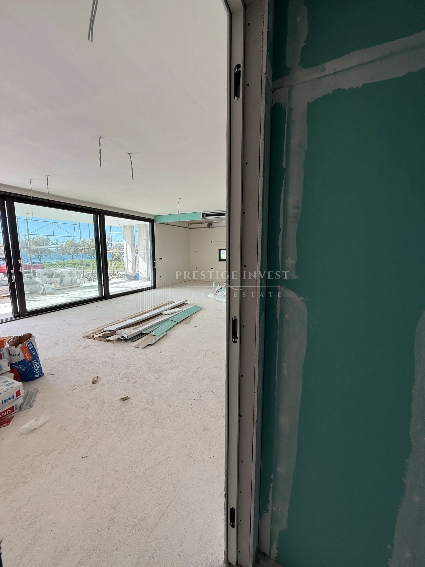 prvi red uz more- 3soban stan s bazenom- 240m2 - slika 29