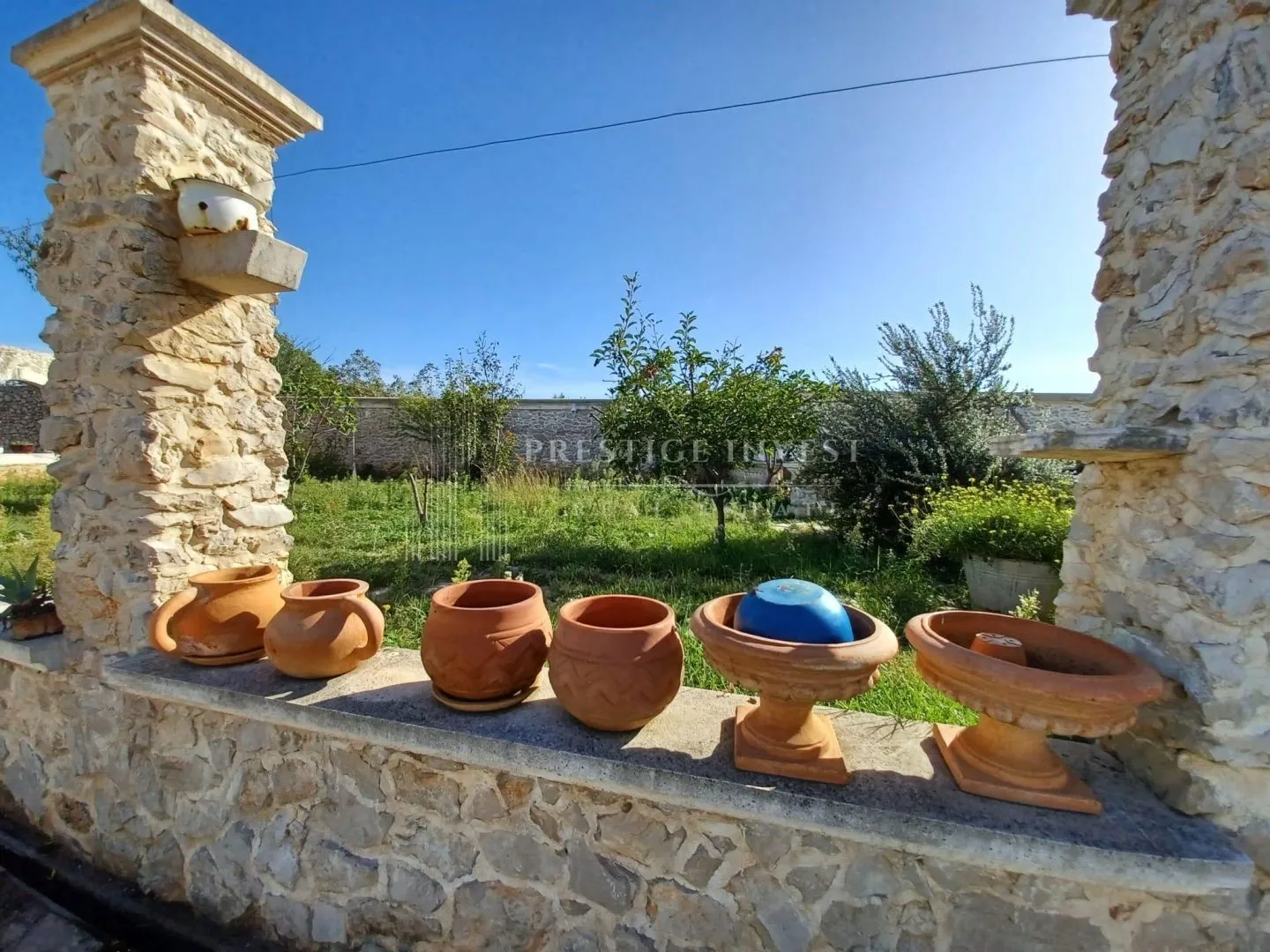 kamena kuća u privatnom kompleksu s građevinskim zemljištem od 10 000m2 - slika 8