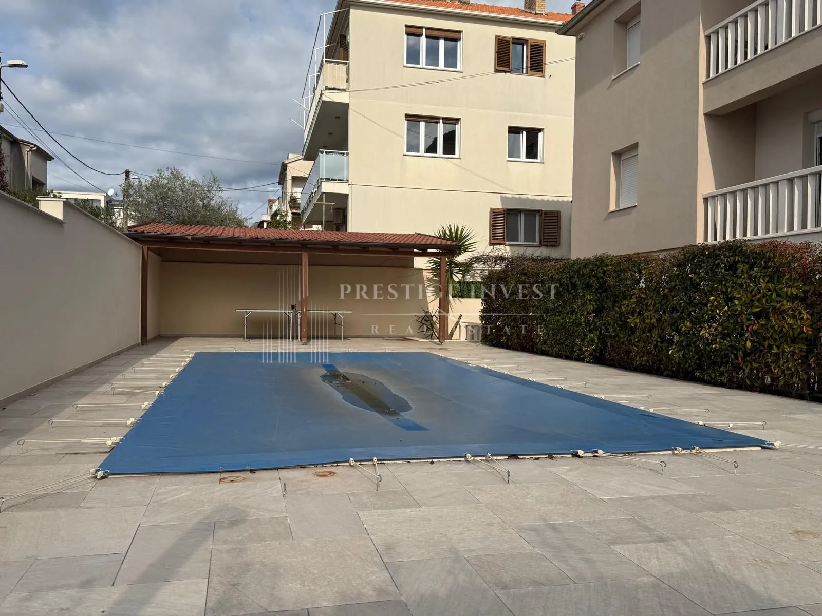 kuća s 3 stana - prvi red uz more - 580m2 - slika 10