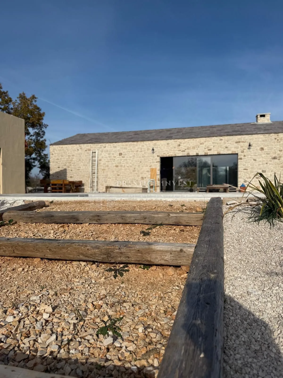 luksuzna prizemnica s 2550m2 okućnice i bazenom - slika 9