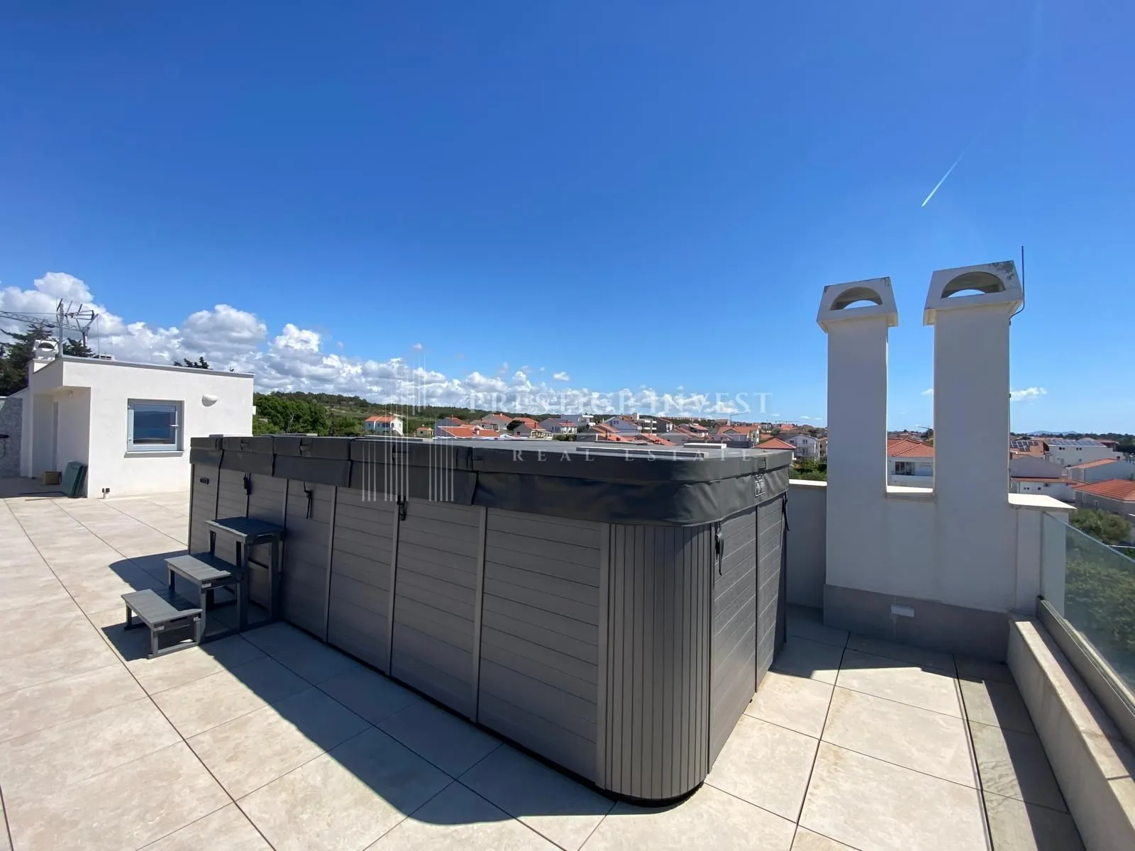 diklo- trosoban penthouse s krovnom terasom i pogledom na more - slika 2