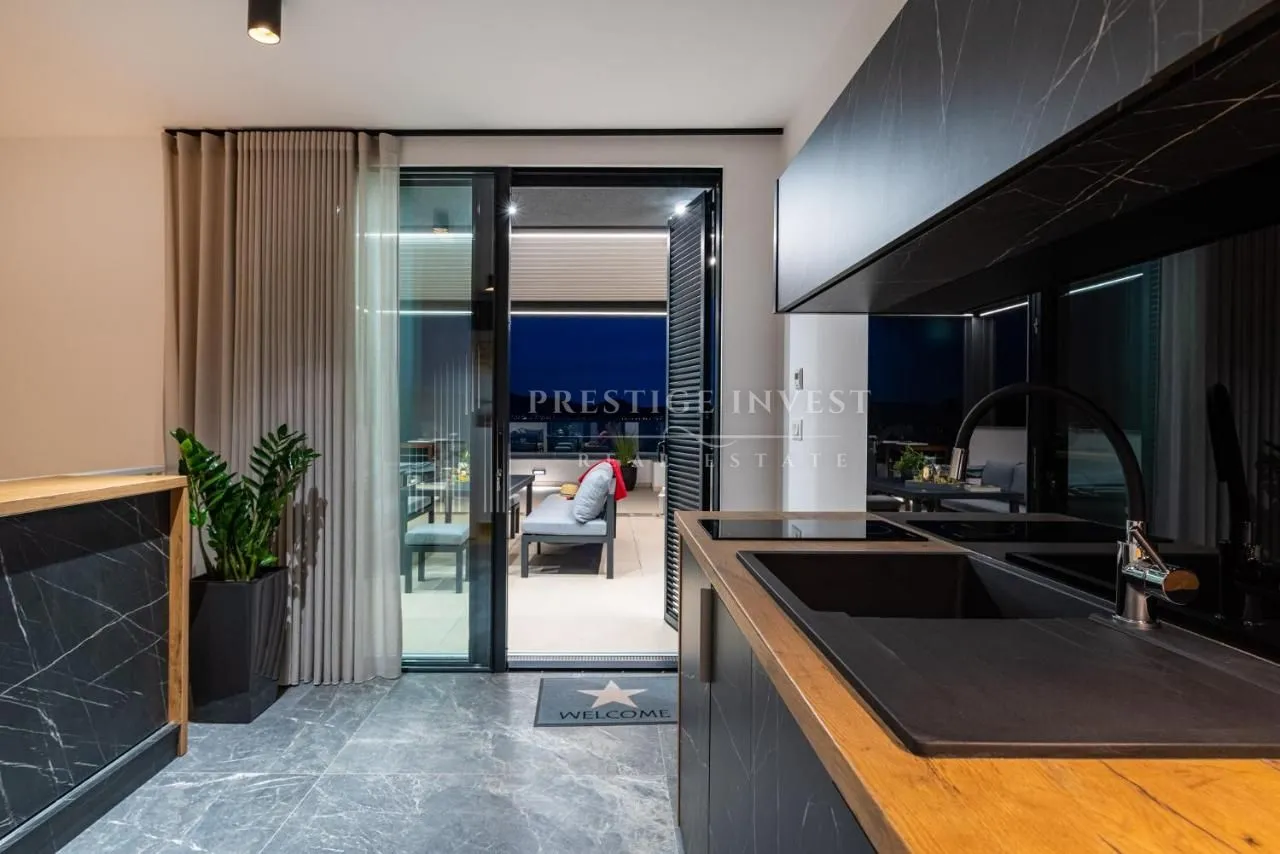 luksuzan penthouse s krovnom terasom-230m2- drugi red uz more - slika 14