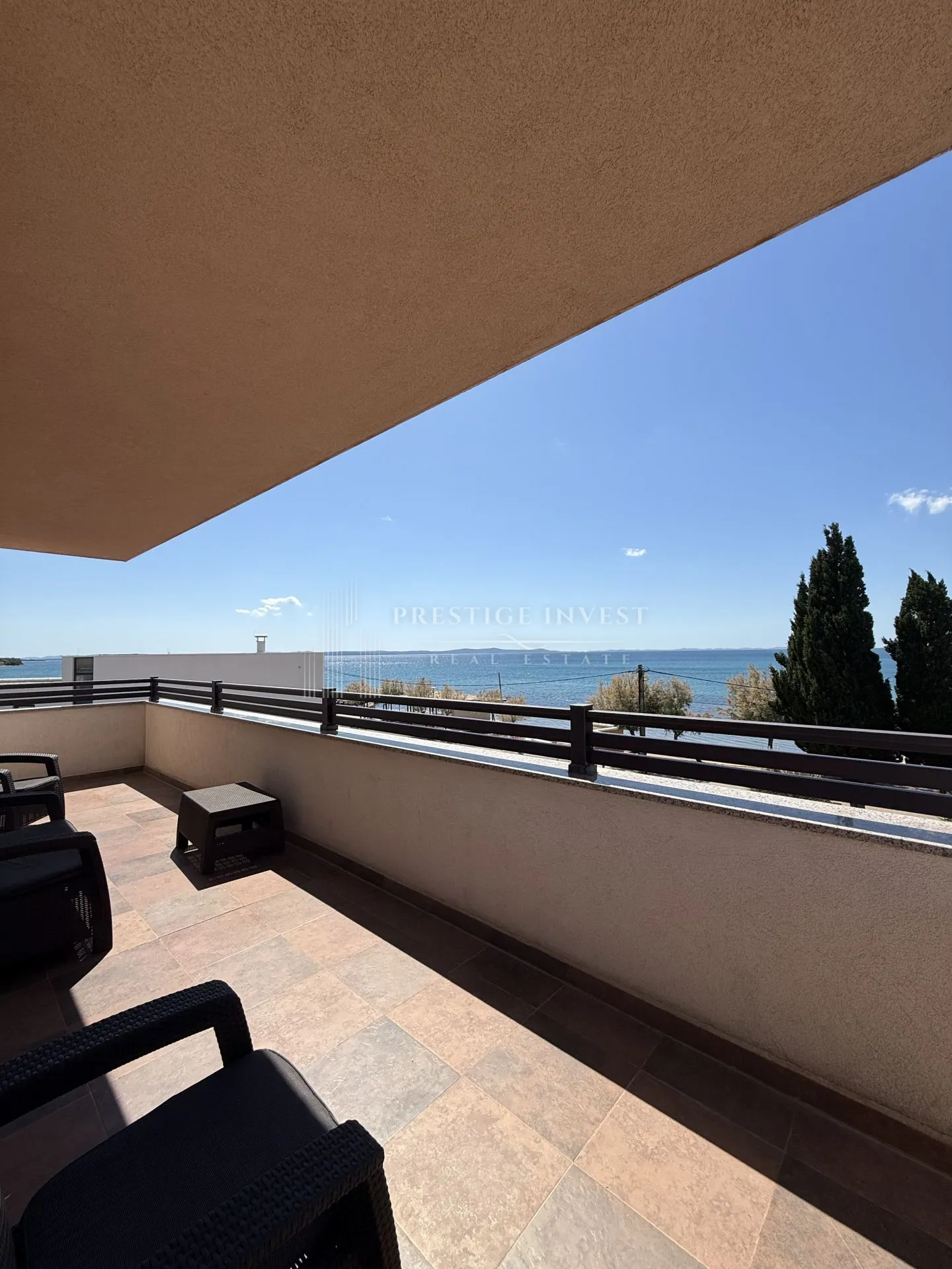 prvi red uz more- trosoban penthouse s krovnom terasom - slika 9
