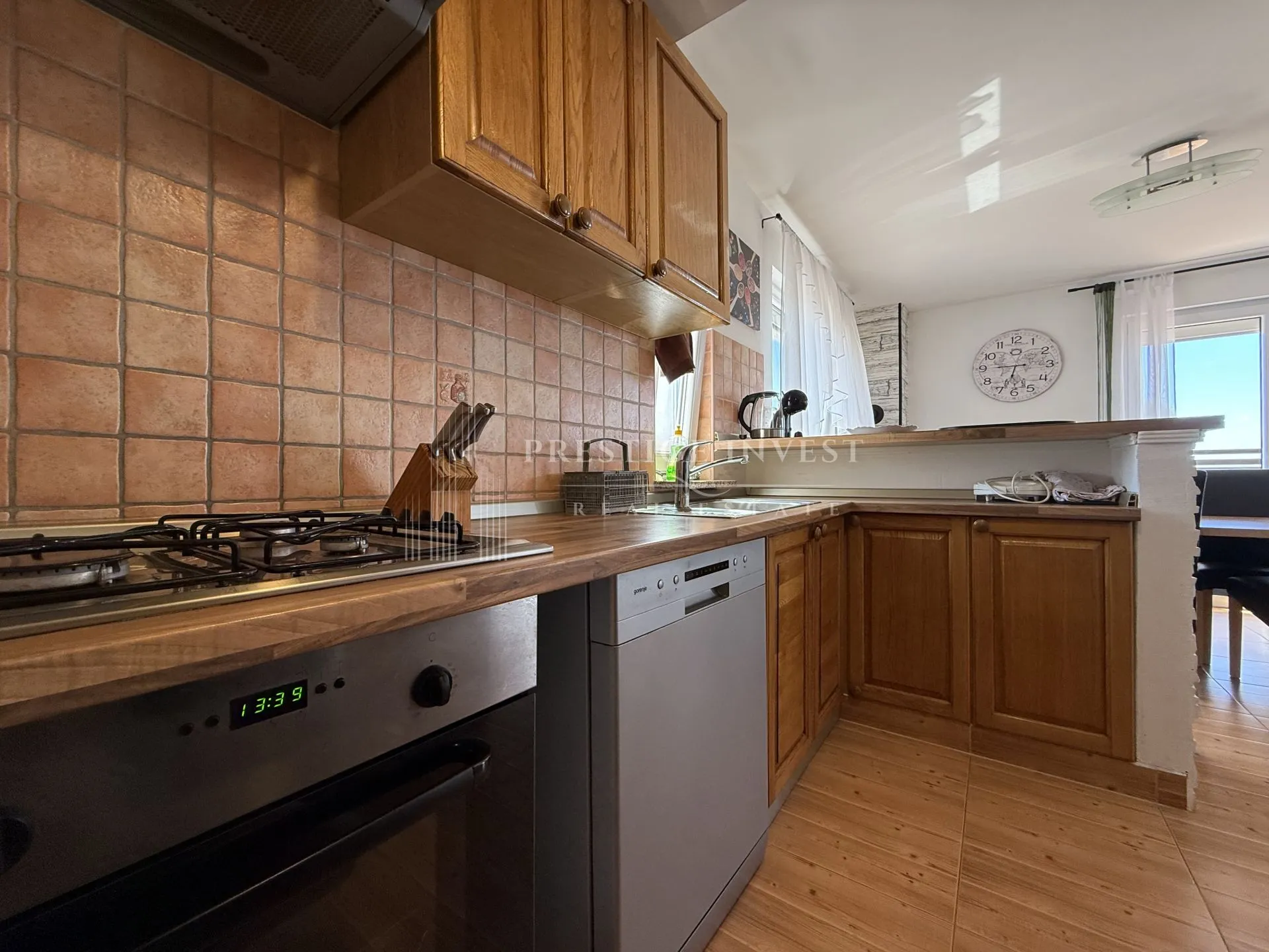 prvi red uz more- trosoban penthouse s krovnom terasom - slika 32