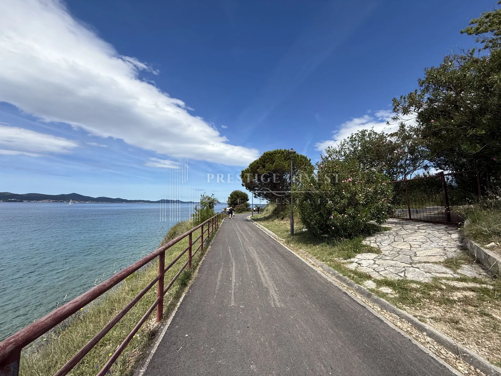 PRILIKA- PRVI RED UZ MORE- Kuća 480m2 - Zadar