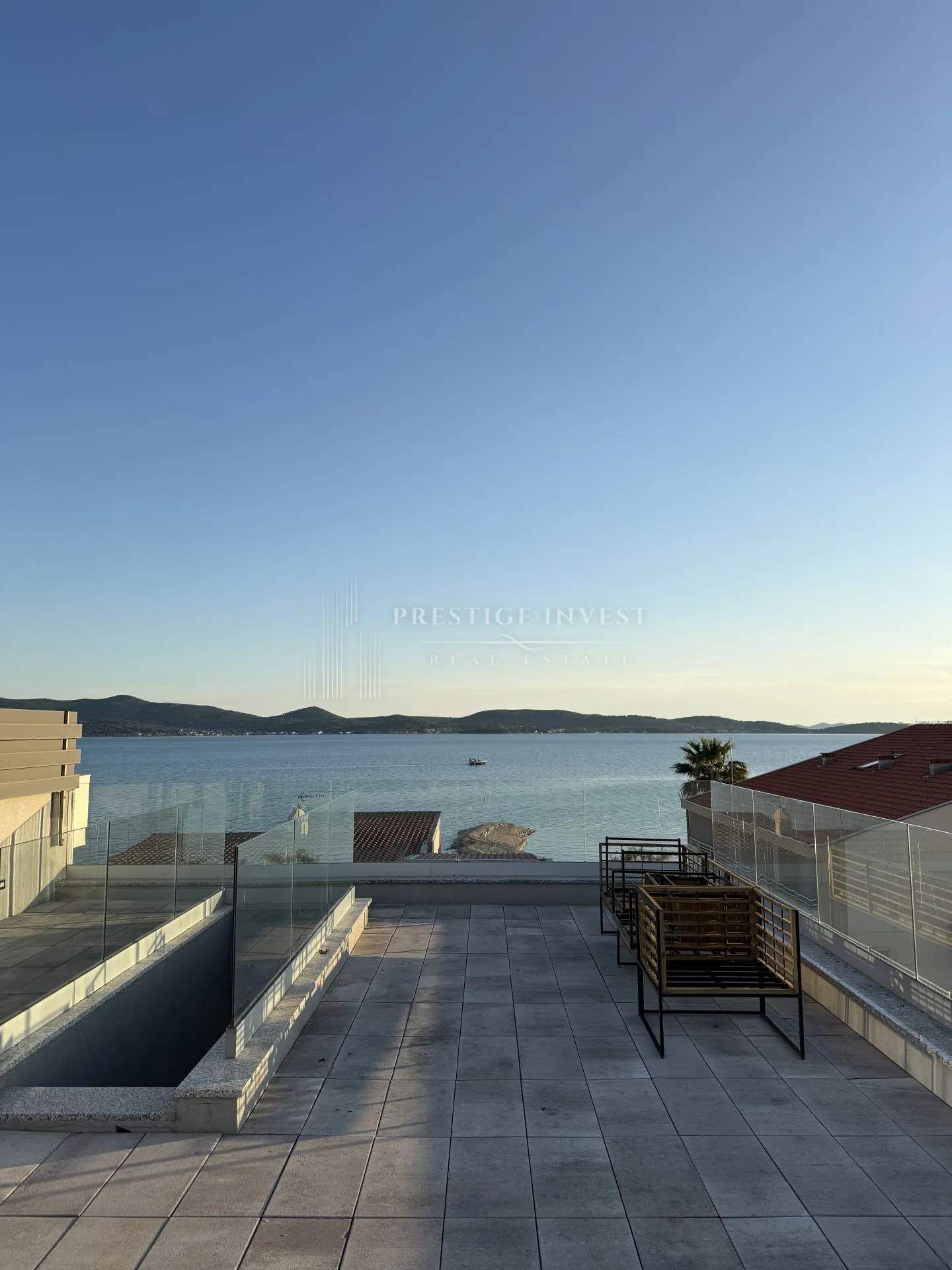 Ekskluzivan PENTHOUSE- drugi red od plaže - Sukošan