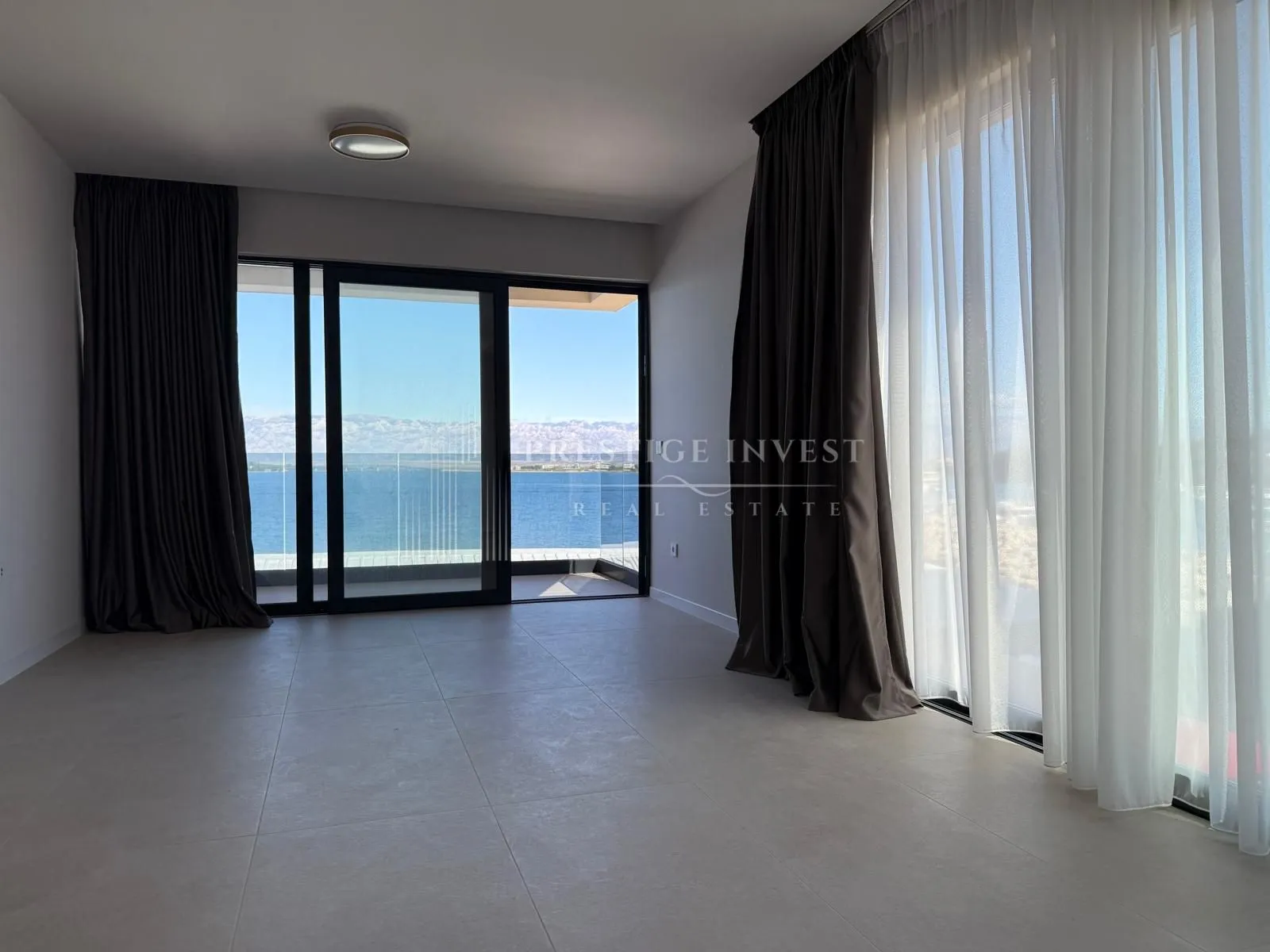 PRIVLAKA- S7- Dvosoban stan prvi red uz more