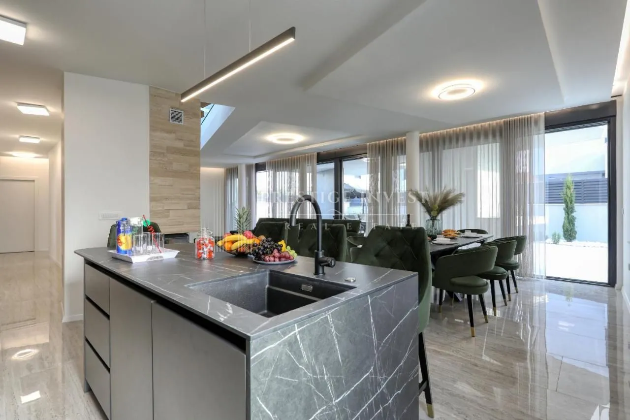 zadar-zaton- vila s bazenom u blizini mora - slika 21