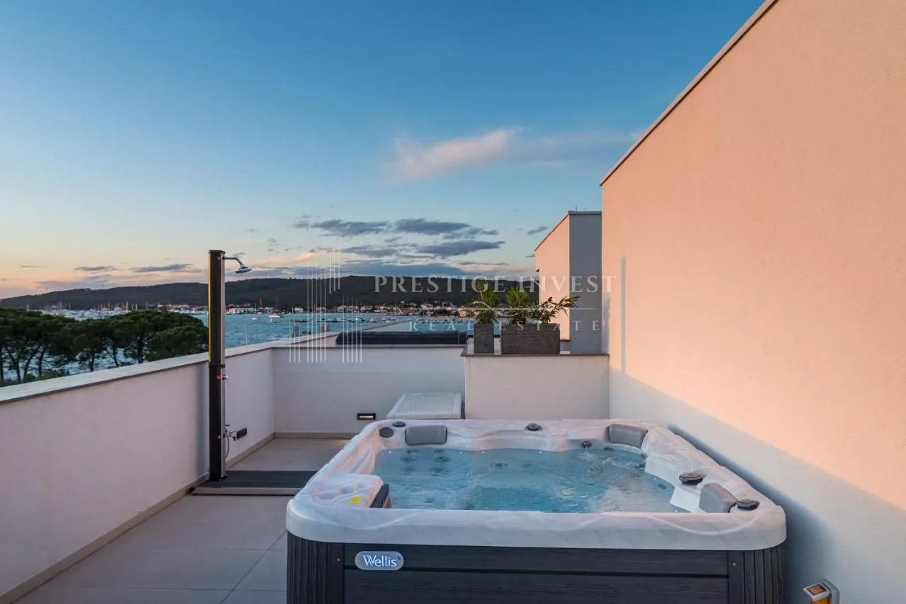luksuzan penthouse s krovnom terasom-230m2- drugi red uz more - slika 31