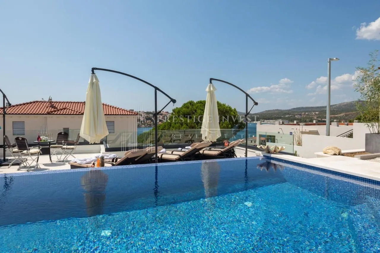 rogoznica- luksuzna vila s dodatnim stanom i garažom-90m od plaže! - slika 7