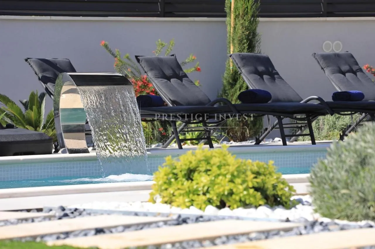 zadar-zaton- vila s bazenom u blizini mora - slika 13
