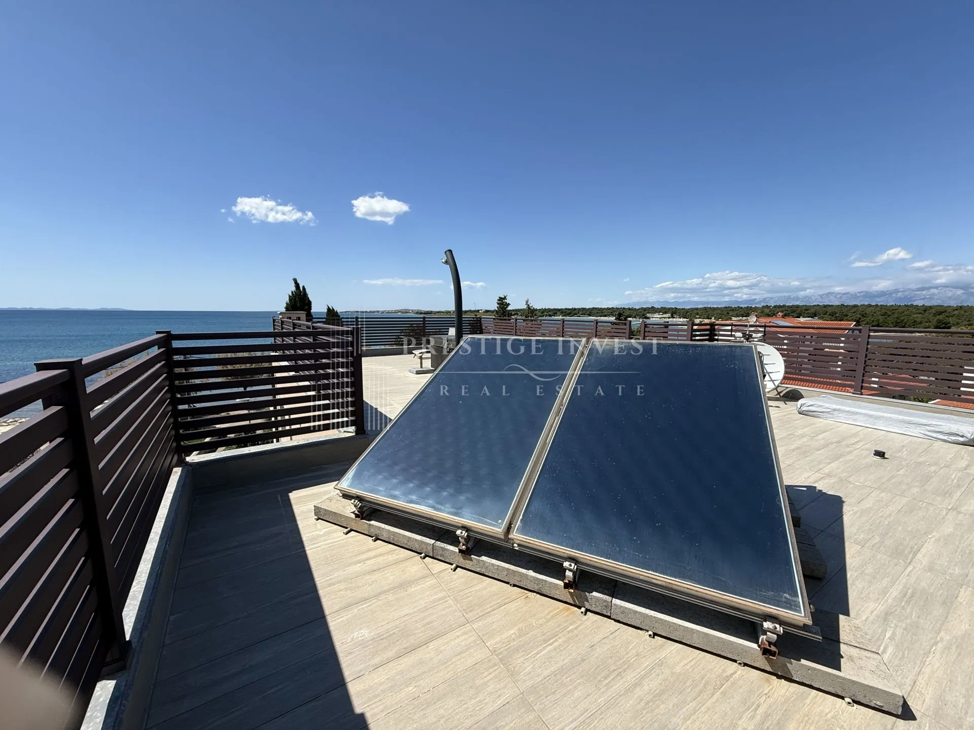 prvi red uz more- trosoban penthouse s krovnom terasom - slika 18