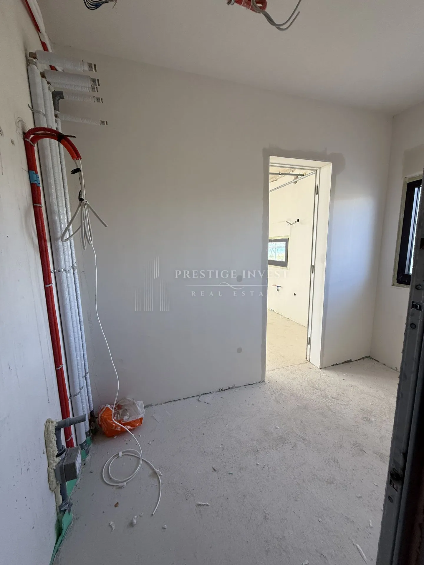 prvi red uz more- 3soban stan s bazenom- 240m2 - slika 24