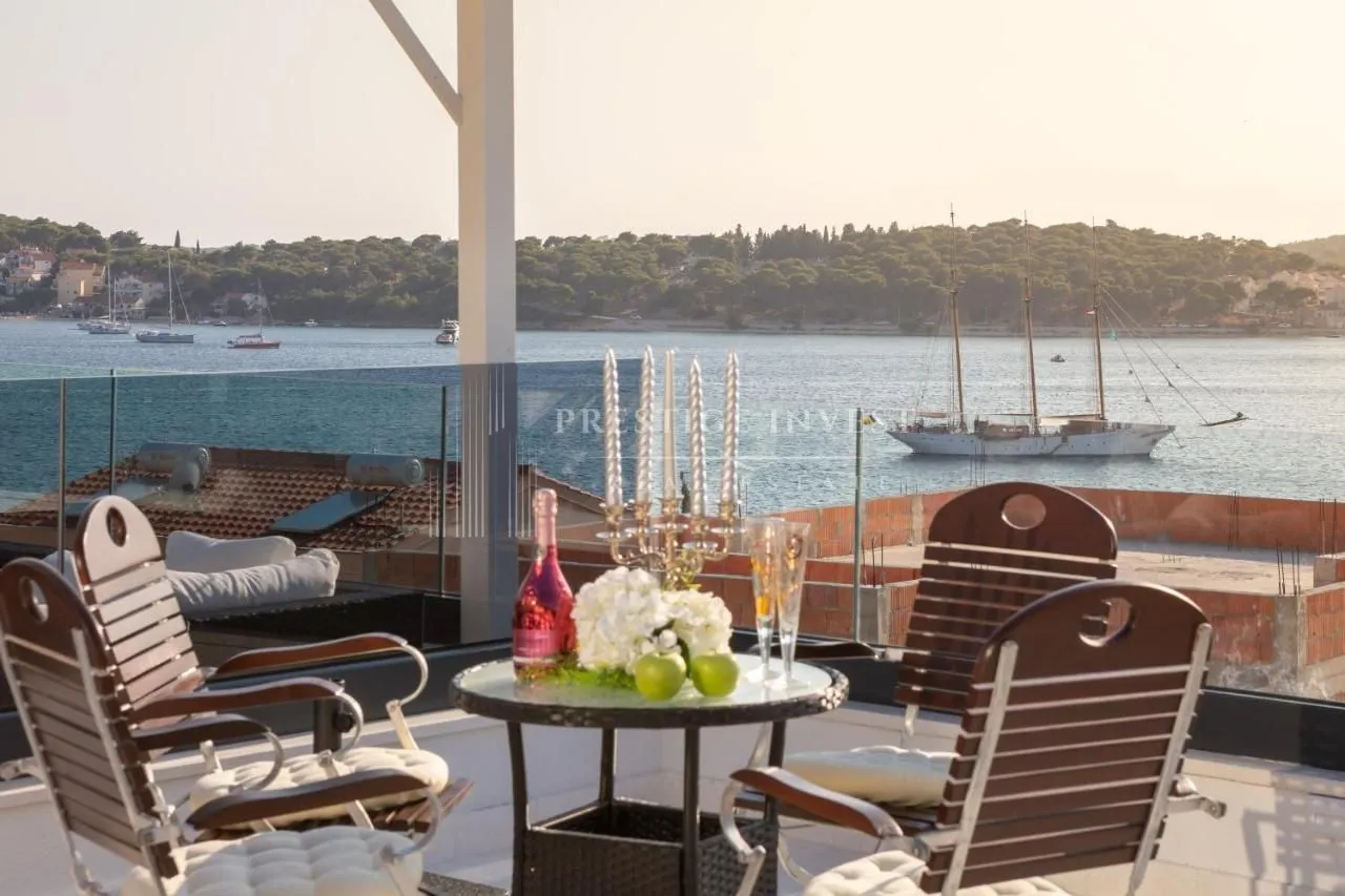 rogoznica- luksuzna vila s dodatnim stanom i garažom-90m od plaže! - slika 9