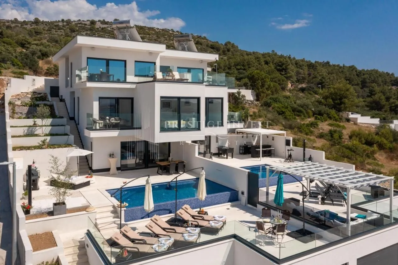 rogoznica- luksuzna vila s dodatnim stanom i garažom-90m od plaže! - slika 1