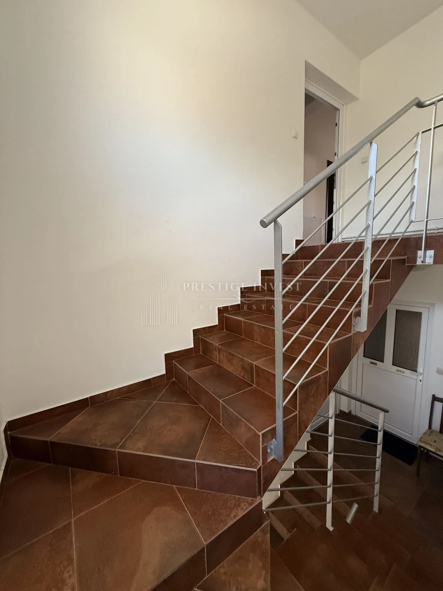 prvi red uz more- trosoban penthouse s krovnom terasom - slika 66