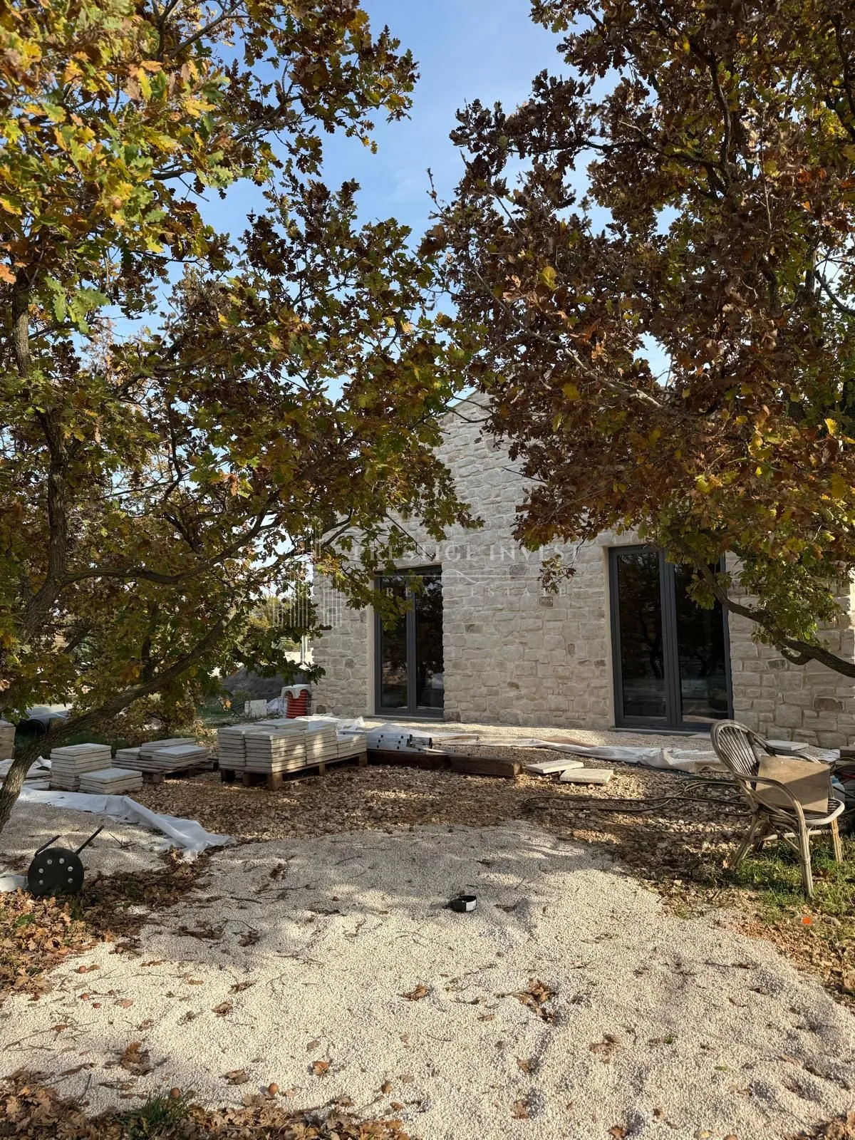 luksuzna prizemnica s 2550m2 okućnice i bazenom - slika 68
