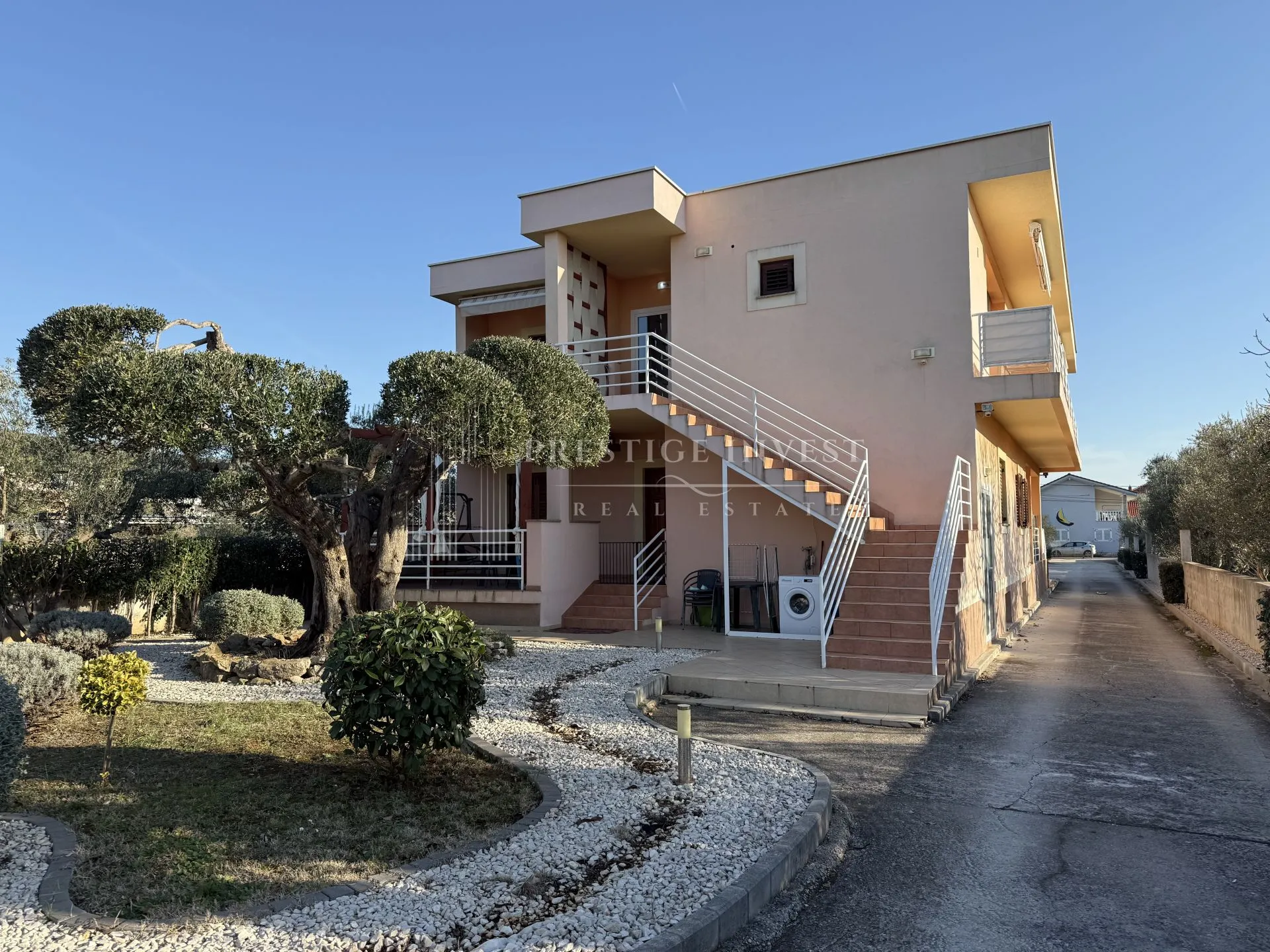 sukošan- apartmanska kuća -1900m2- 150m od plaže - slika 8