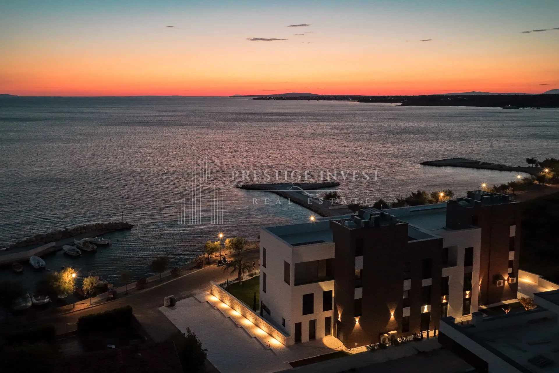 PENTHOUSE s privatnim liftom i krovnom terasom- PRVI RED - Zaton, Nin