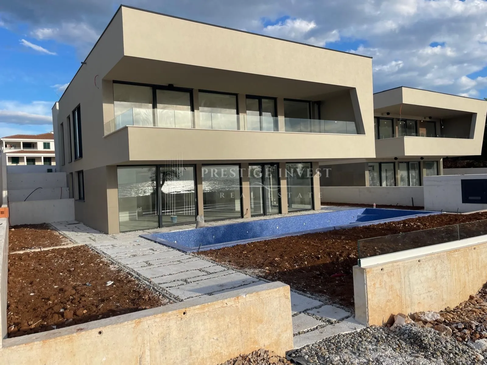 luksuzna vila prvi red uz more- bazen i garaža - slika 9