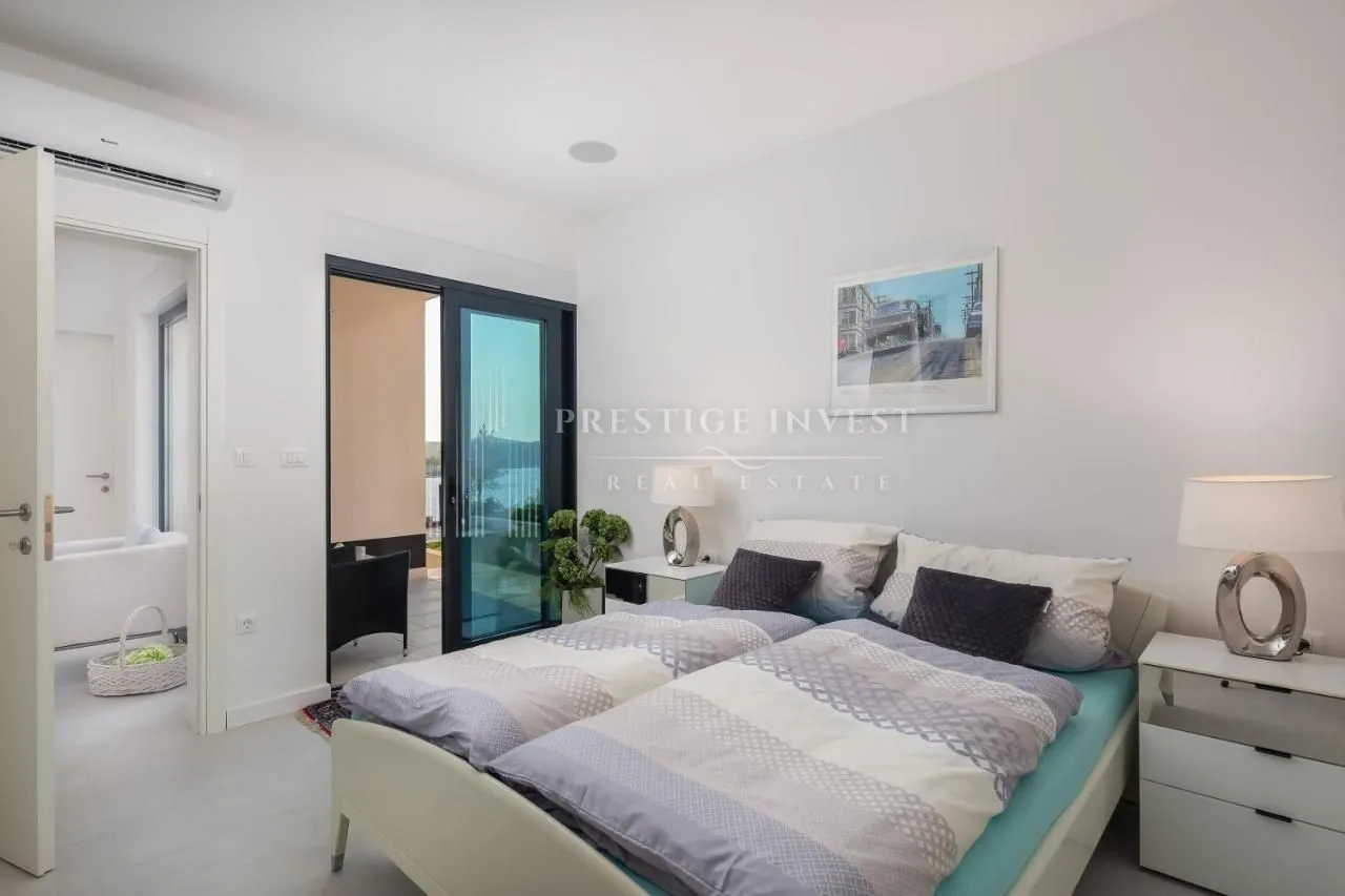 rogoznica- luksuzna vila s dodatnim stanom i garažom-90m od plaže! - slika 18