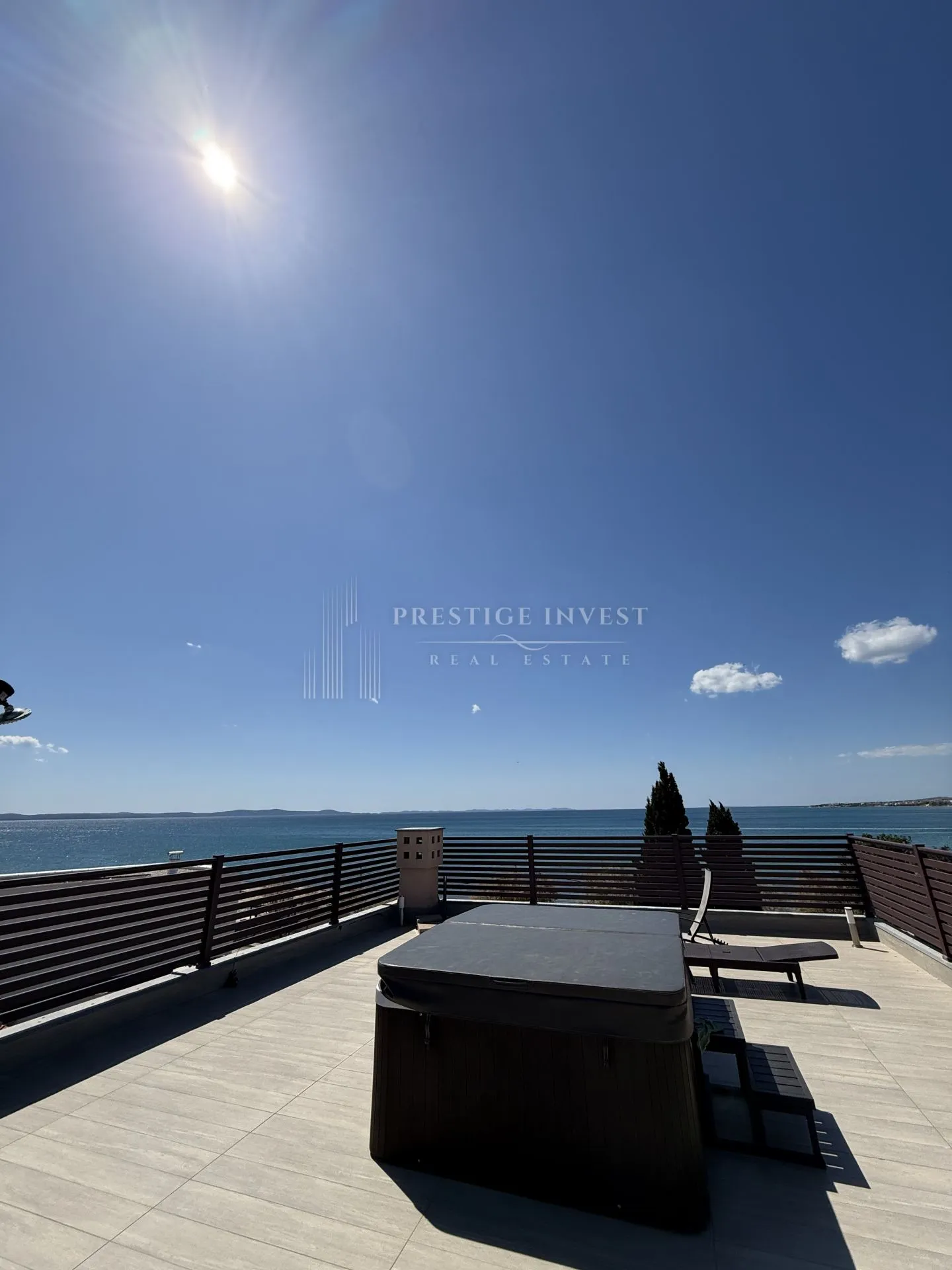 prvi red uz more- trosoban penthouse s krovnom terasom - slika 2