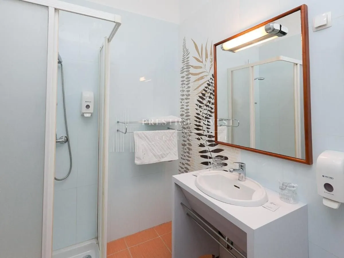 hotel s 30 soba u blizini mora u centru zadra - slika 26