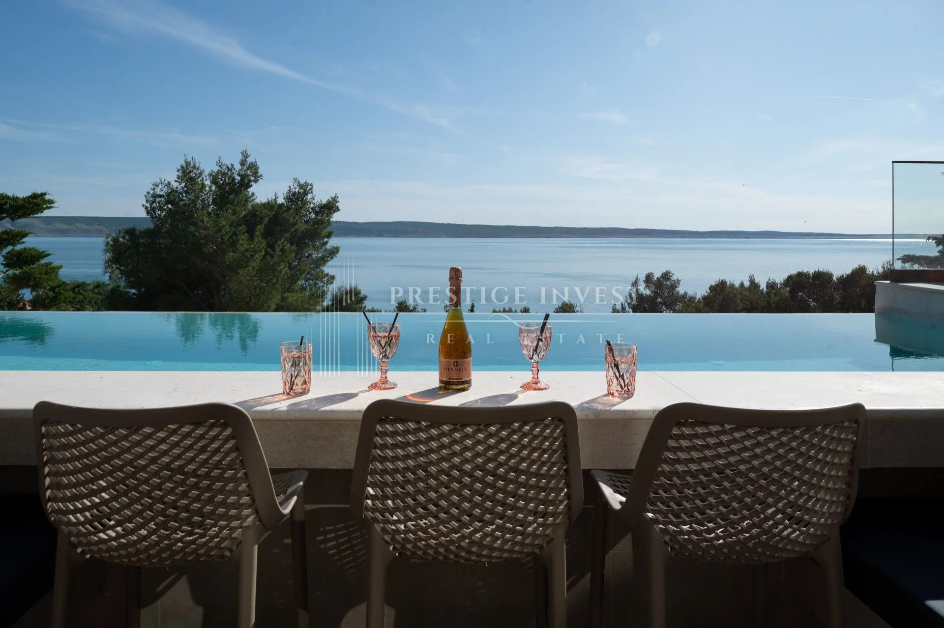 luksuzna vila s infinity bazenom- neometan pogled - slika 22
