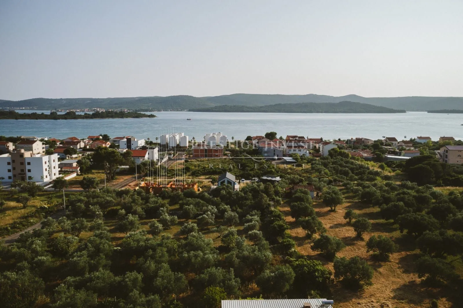 luksuzna vila s bazenom i pogledom na more- blizina mora - slika 11
