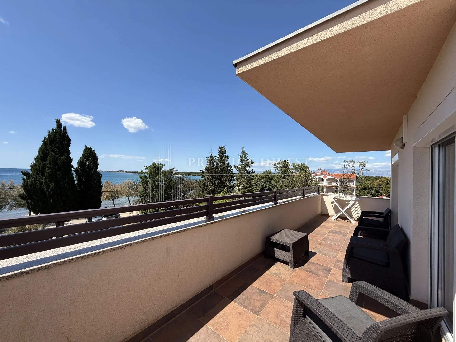 prvi red uz more- trosoban penthouse s krovnom terasom - slika 10