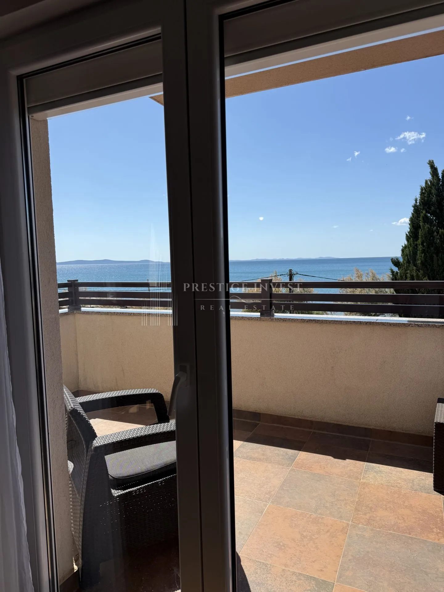prvi red uz more- trosoban penthouse s krovnom terasom - slika 65