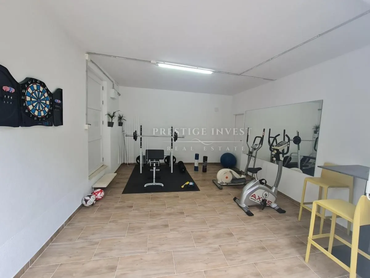 luksuzna vila s bazenom i dvorištem, okolica splita - slika 32