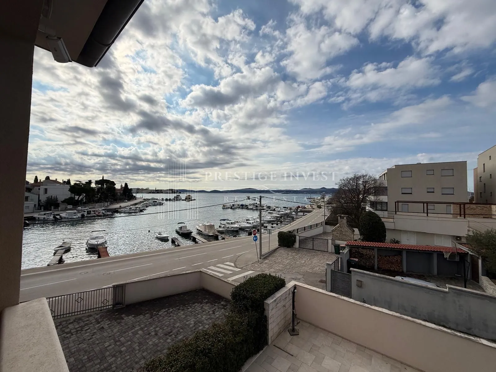 kuća s 3 stana - prvi red uz more - 580m2 - slika 5