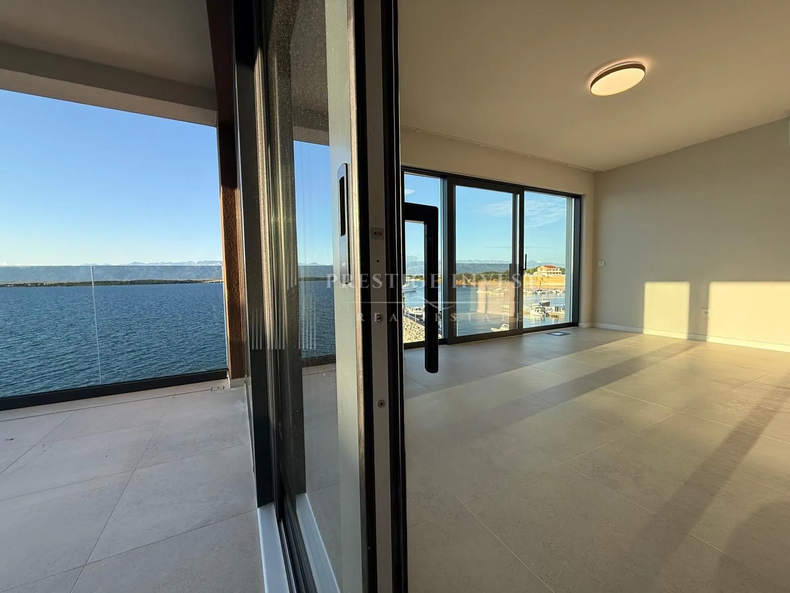 penthouse - s8- trosoban stan prvi red uz more - slika 16