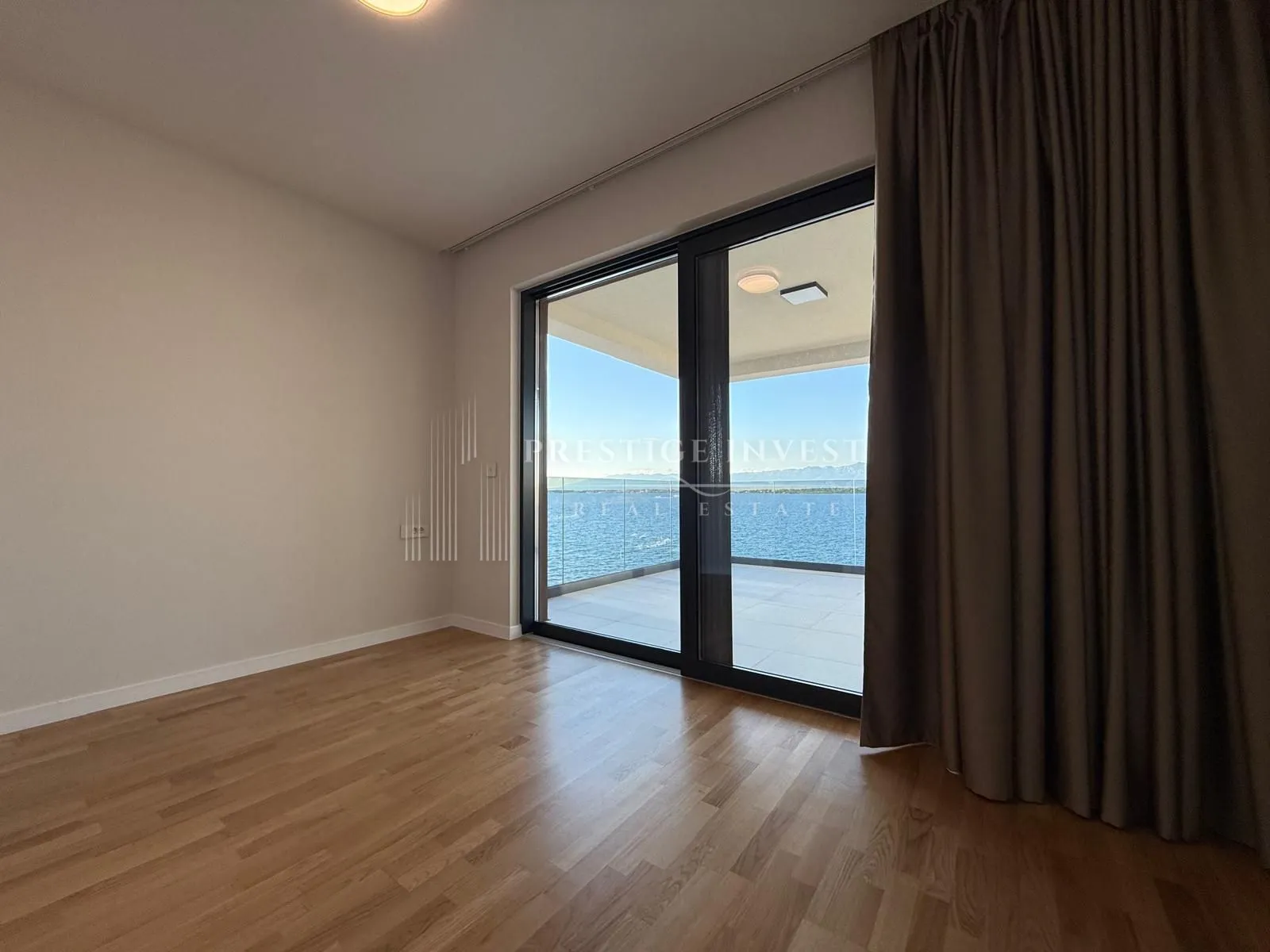 penthouse - s8- trosoban stan prvi red uz more - slika 33