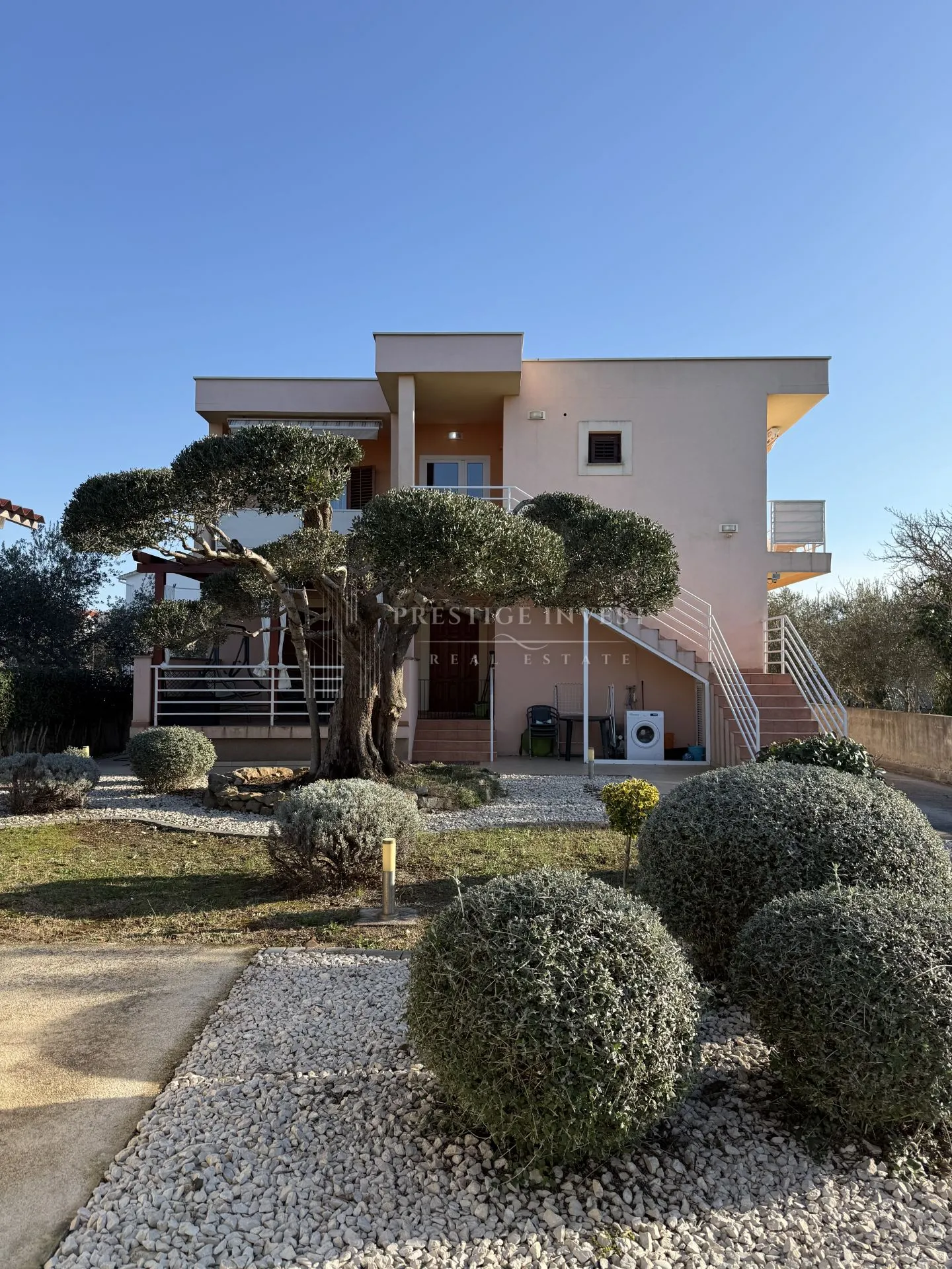 SUKOŠAN- Apartmanska kuća -1900m2- 150m od plaže
