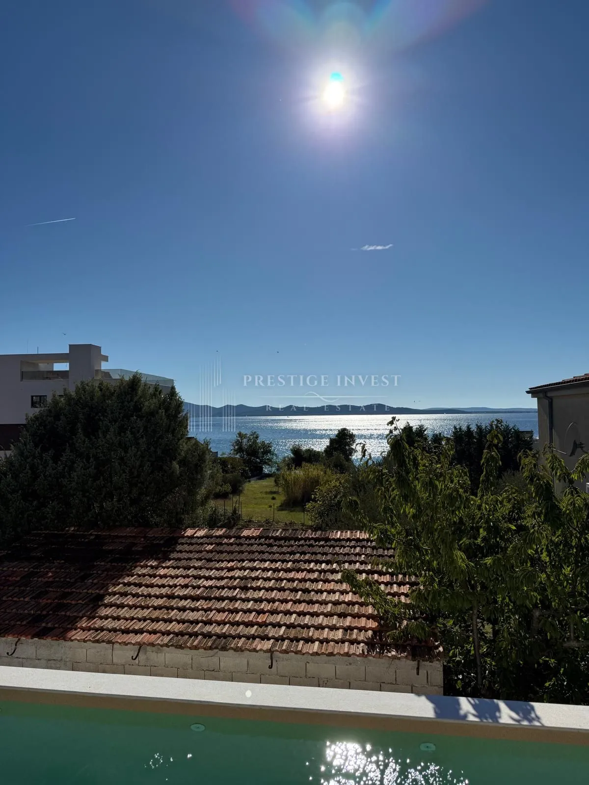 peterosoban stan s bazenom- garaža- pogled na more - slika 58