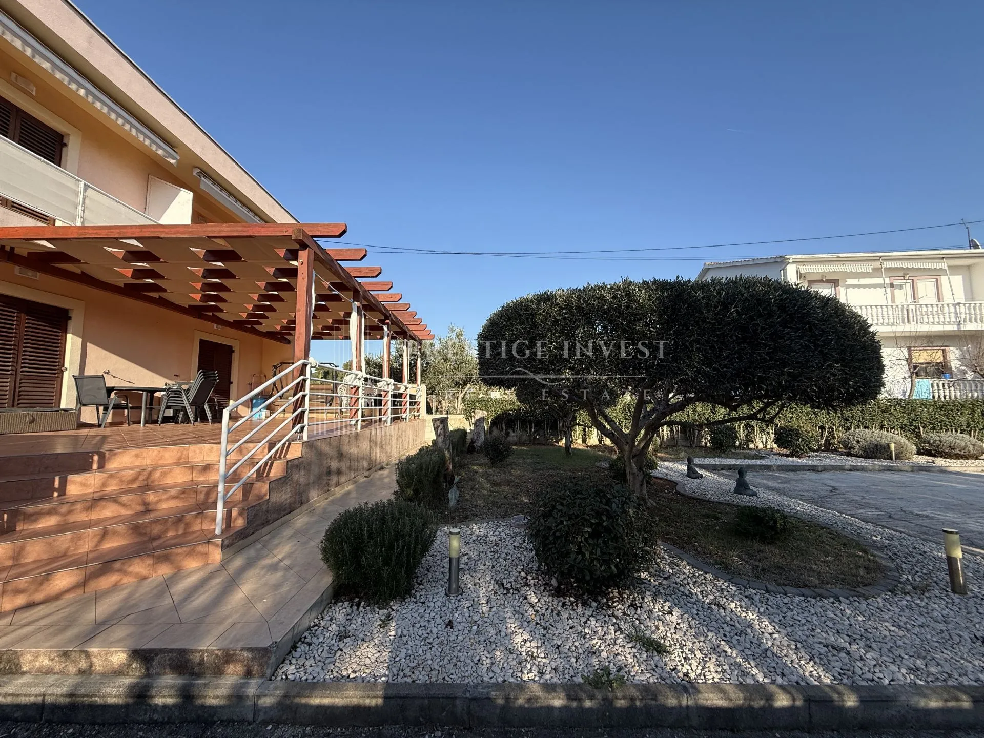 sukošan- apartmanska kuća -1900m2- 150m od plaže - slika 32