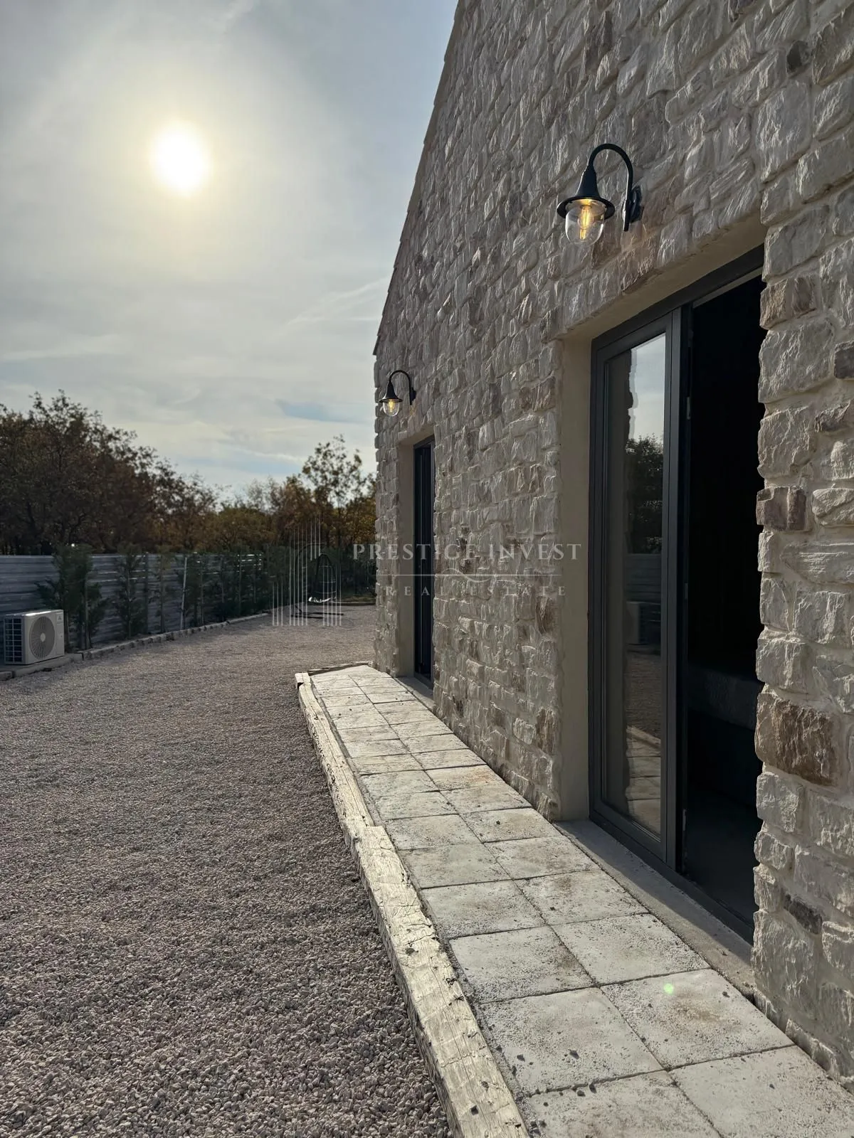 luksuzna prizemnica s 2550m2 okućnice i bazenom - slika 43