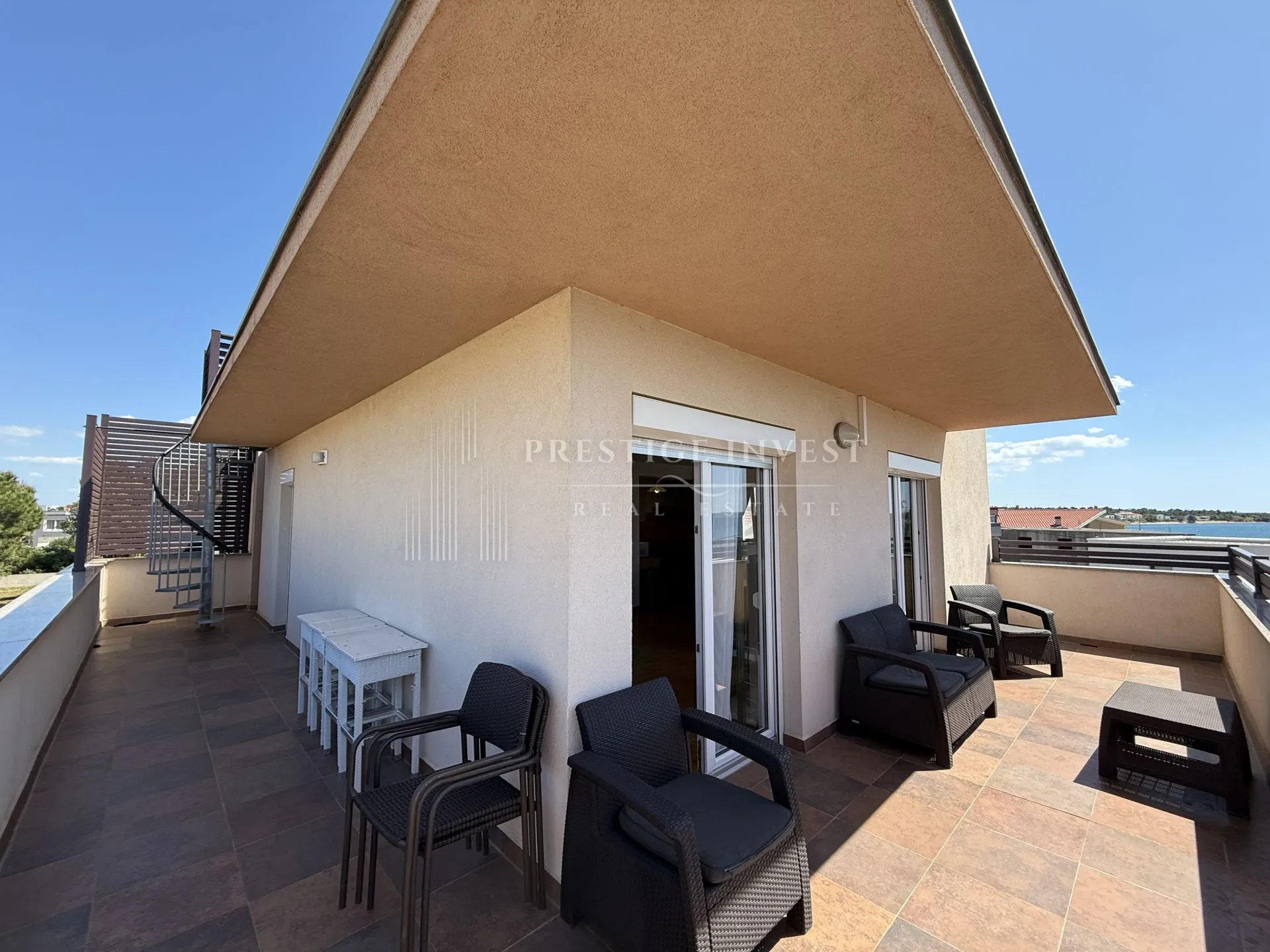 prvi red uz more- trosoban penthouse s krovnom terasom - slika 7