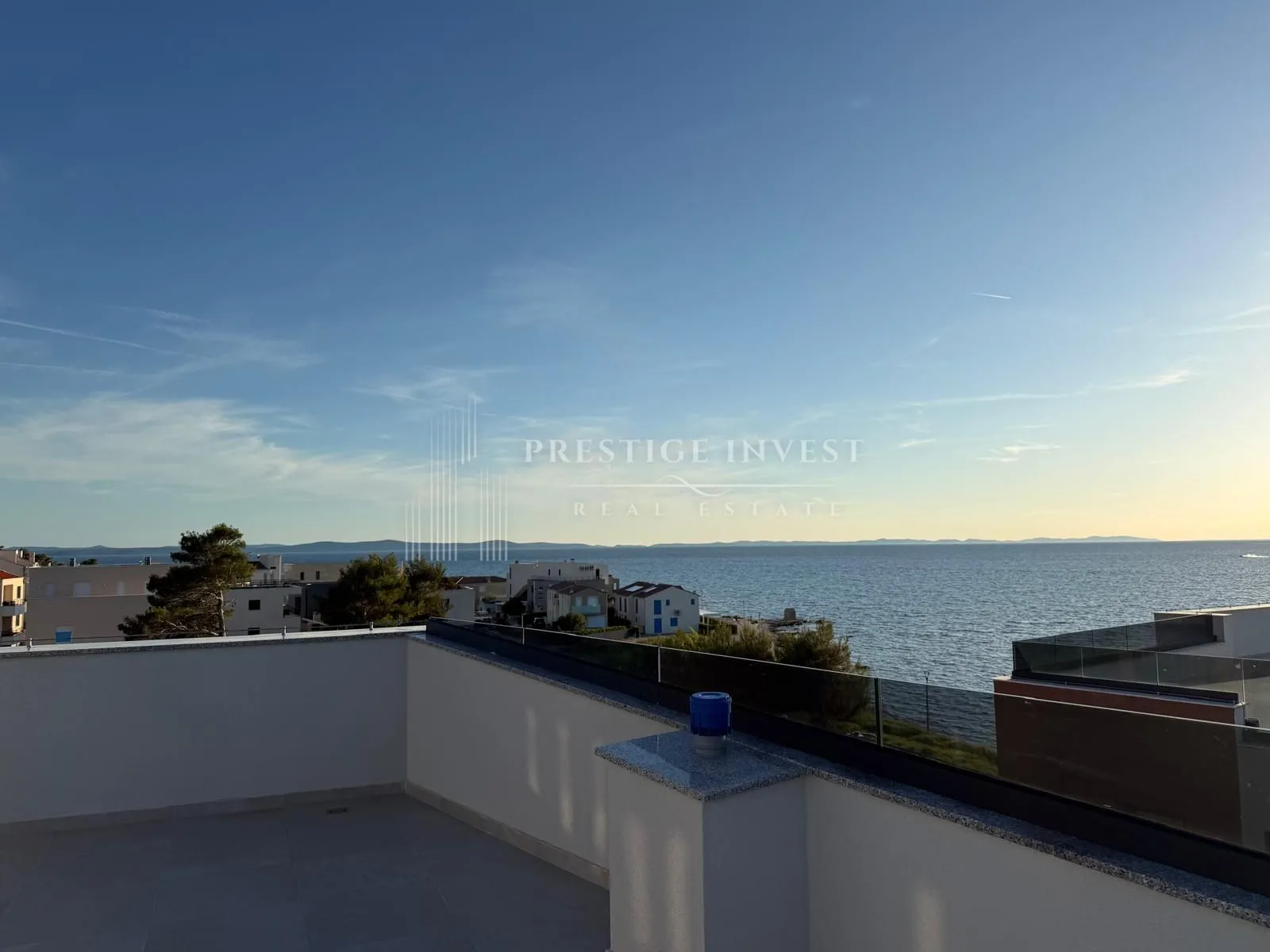 penthouse - s8- trosoban stan prvi red uz more - slika 11
