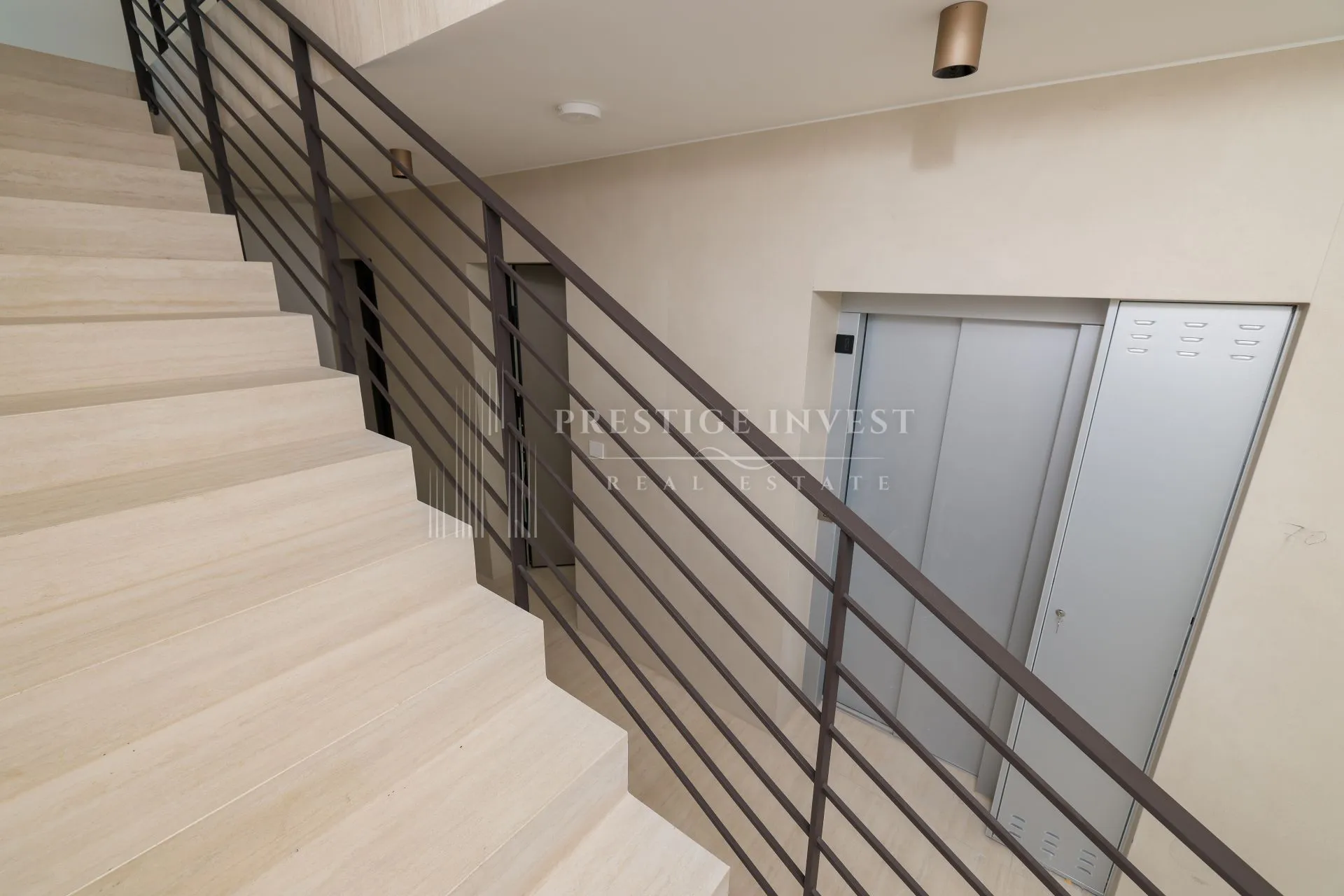 penthouse s privatnim liftom i krovnom terasom- prvi red - slika 49