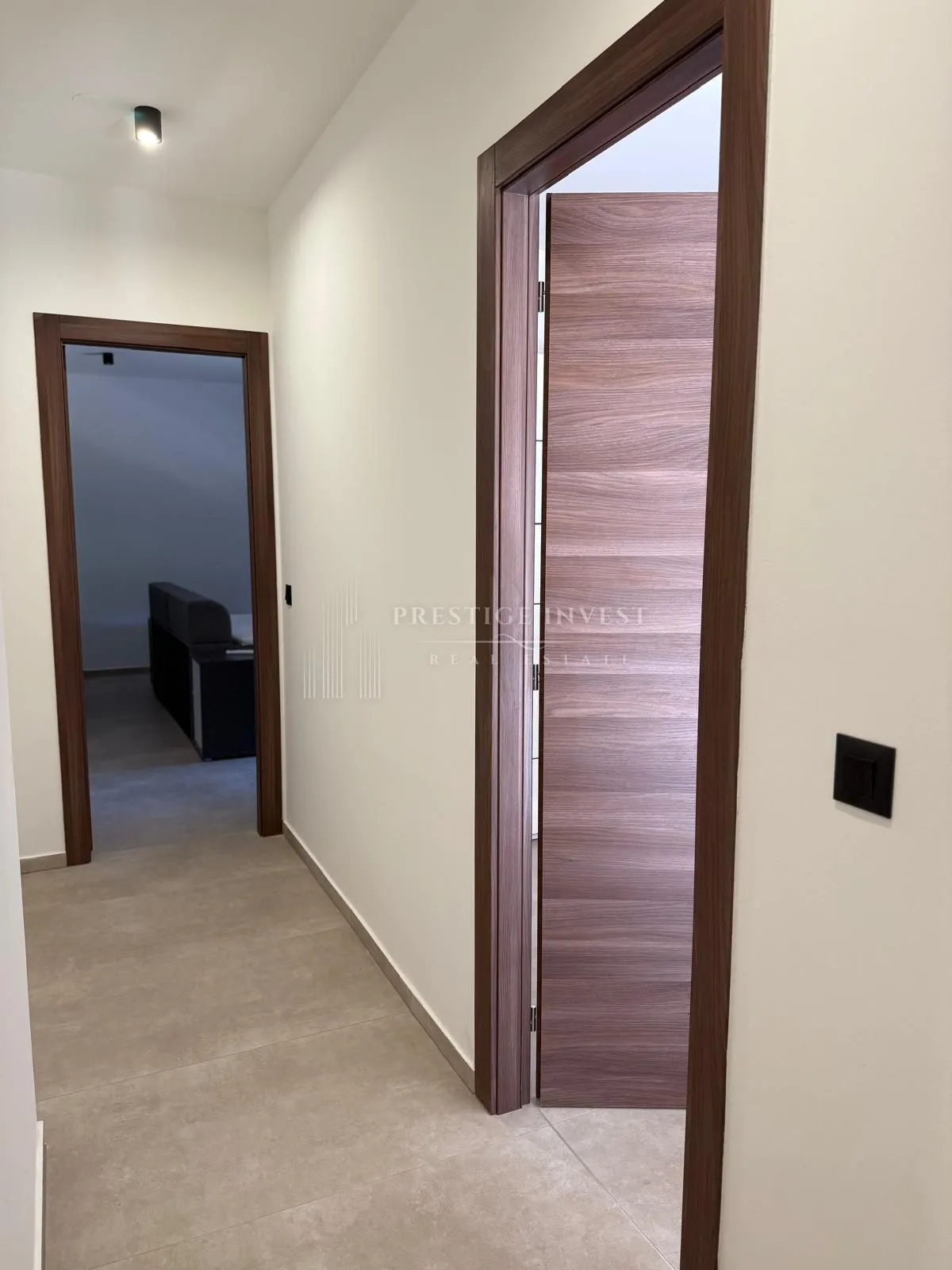 peterosoban stan s bazenom- garaža- pogled na more - slika 64