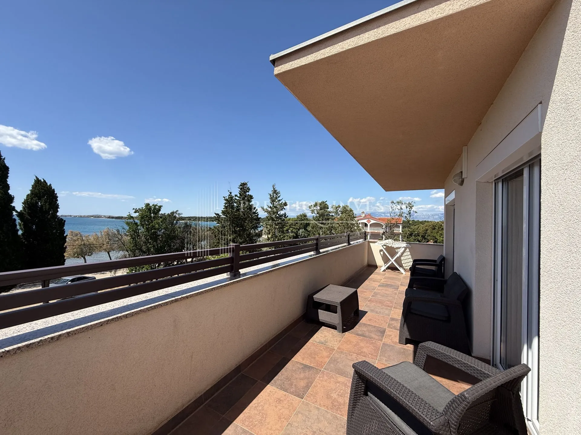 prvi red uz more- trosoban penthouse s krovnom terasom - slika 12
