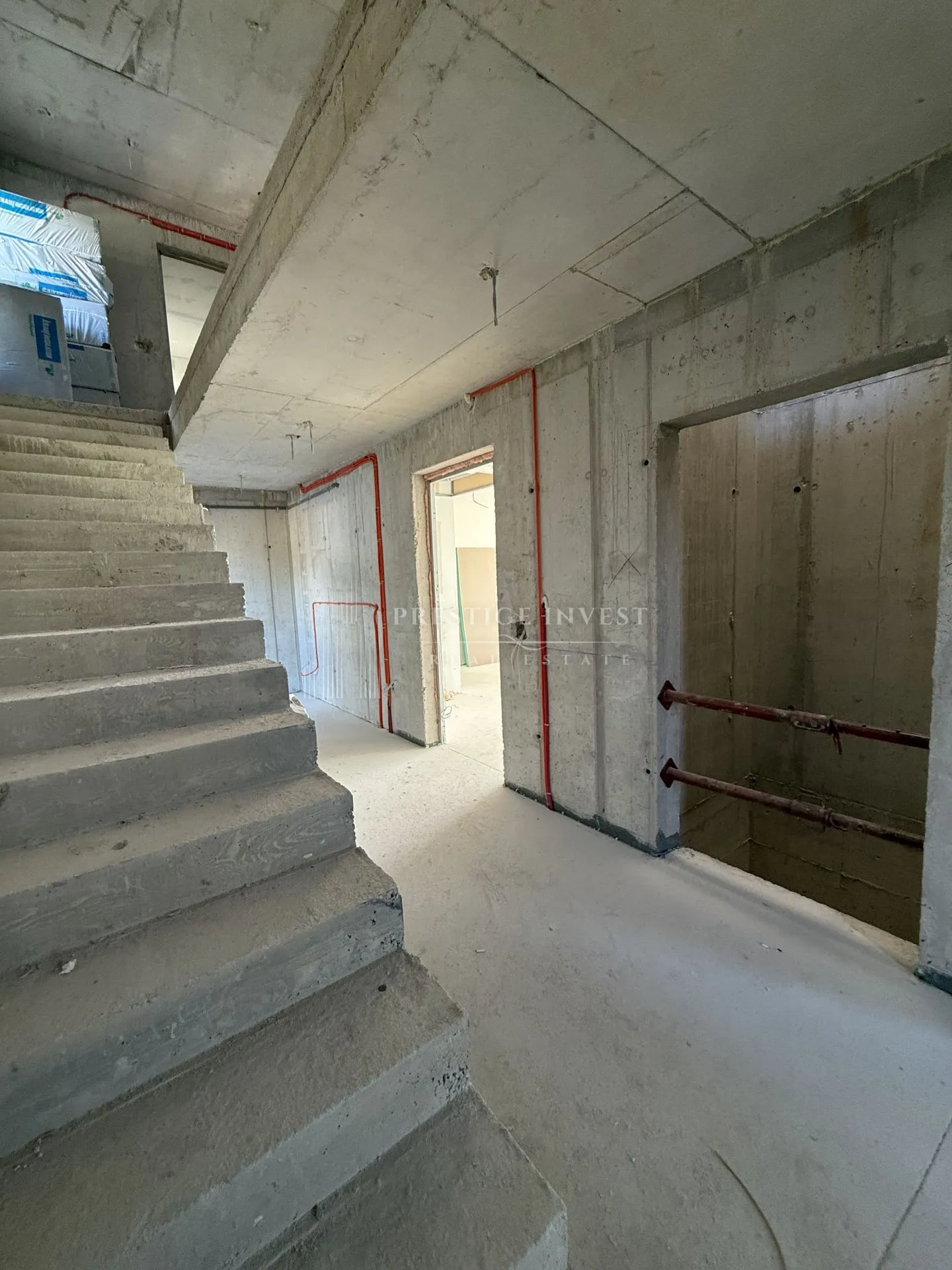 prvi red uz more- 3soban stan s bazenom- 240m2 - slika 26